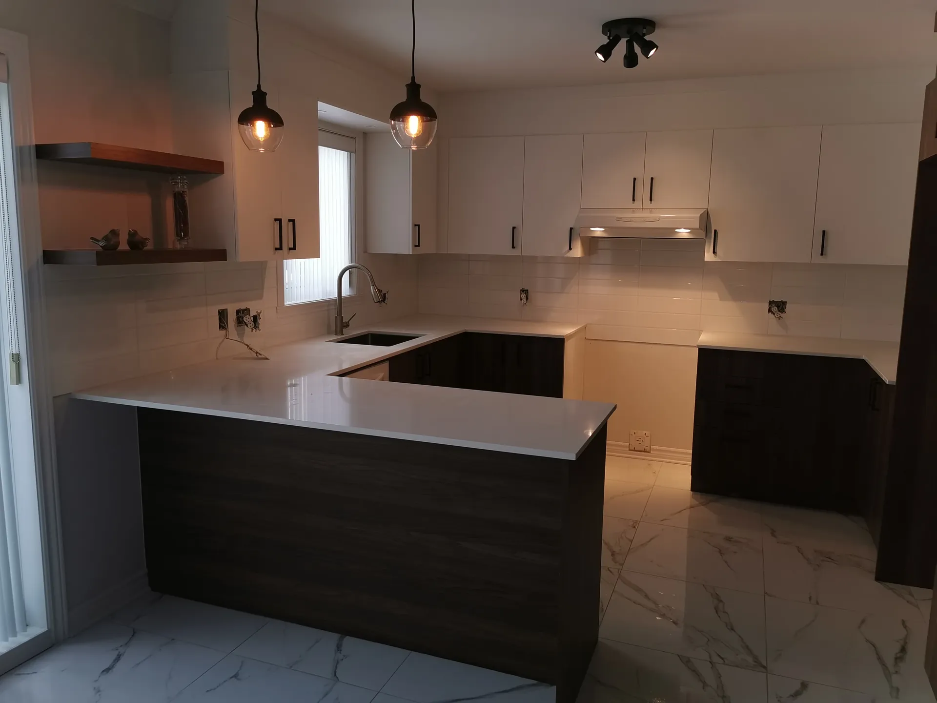 Two-tone kitchen with pendant lights — renovation Laval
